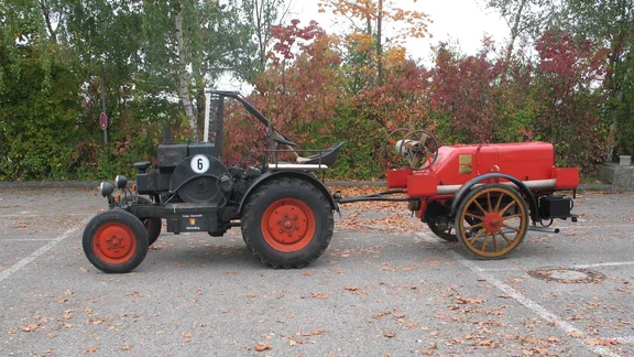 Bulldog mit Motorspritze_1.jpg